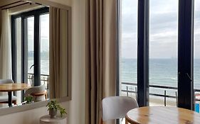8 Rooms Hotel